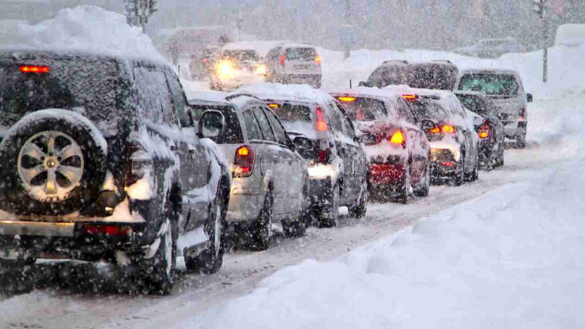 Coches en una carretera nevada