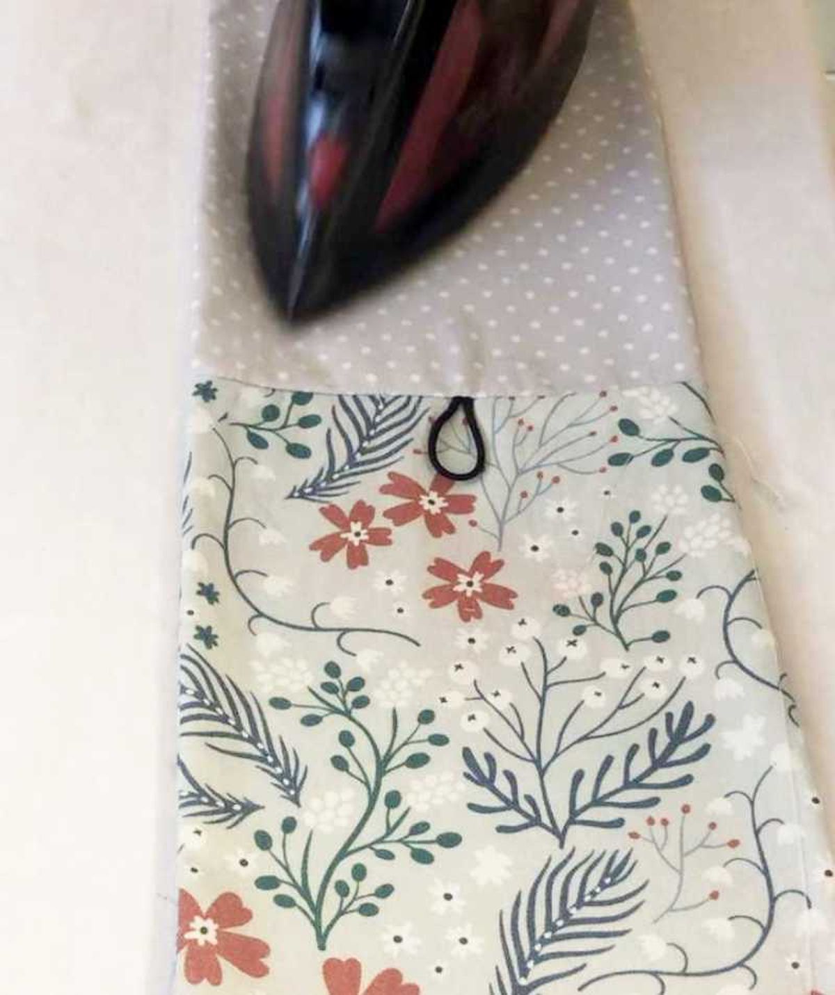 Quinto paso para hacer una funda de tela para libros.