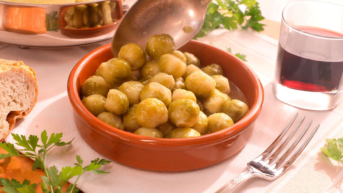 Disfruta de las coles de Bruselas al ajillo calientes, perfectas para acompañar con patatas asadas o tu guarnición favorita