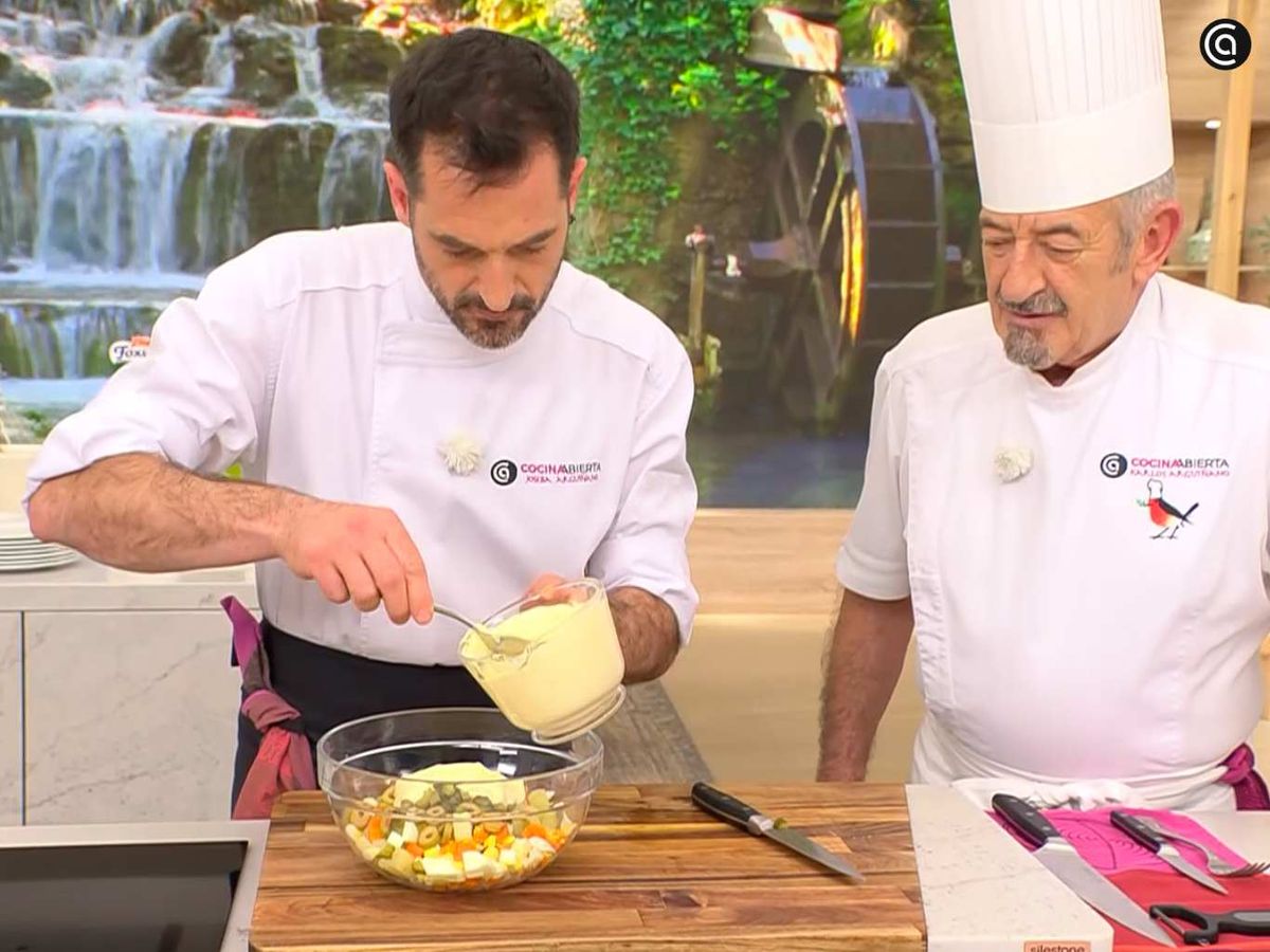 Mezcla los ingredientes para la ensaladilla rusa