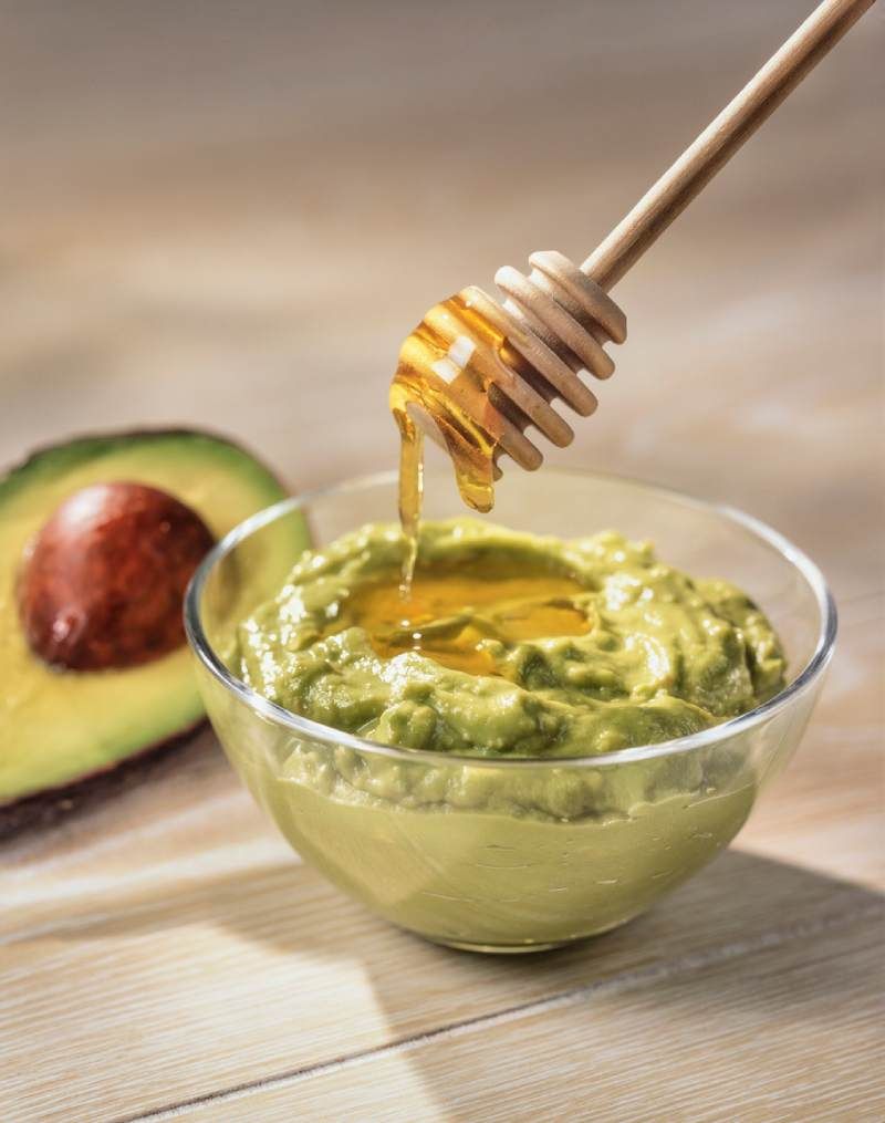 El aguacate, la miel y el aceite son ingredientes naturales y fáciles de encontrar