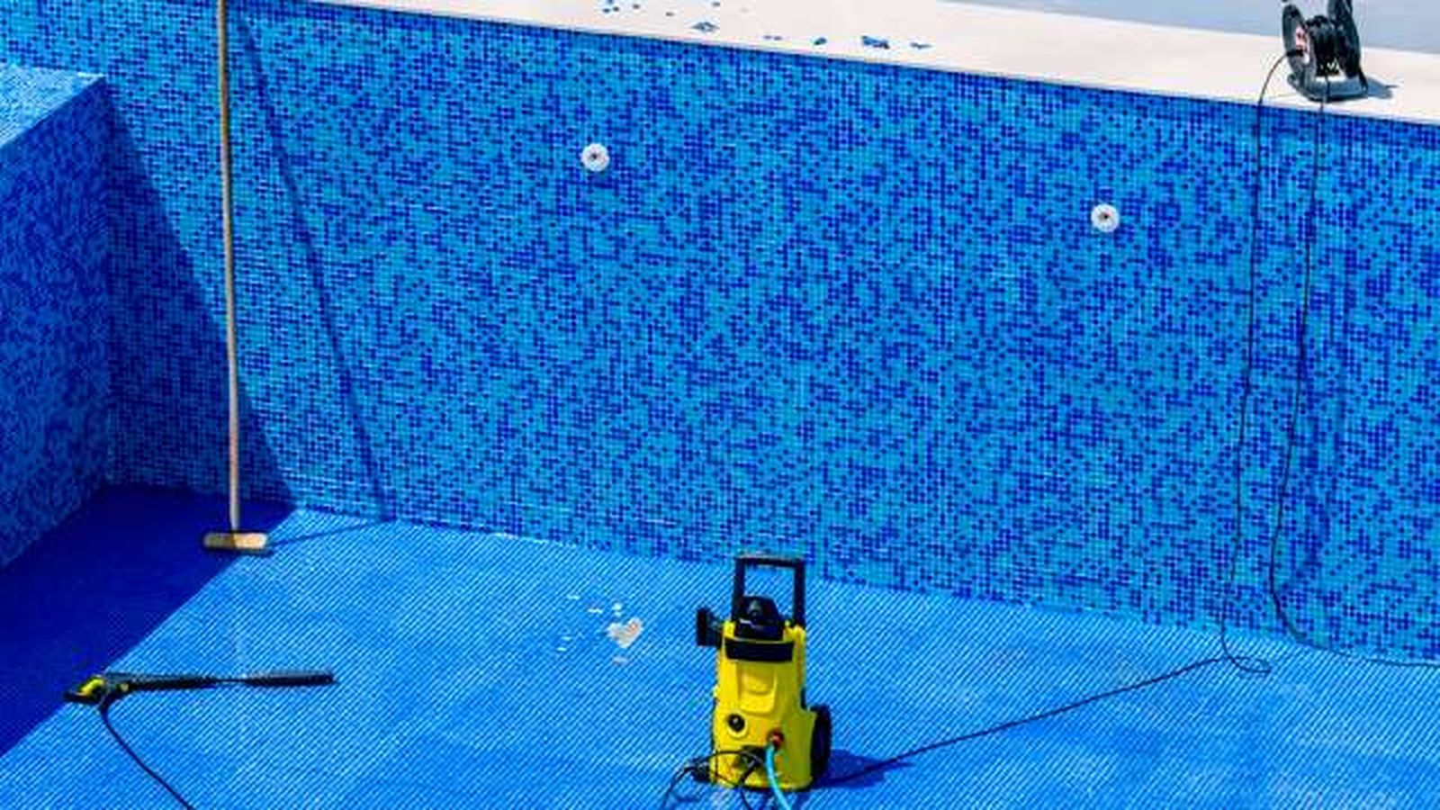 como limpiar una piscina vacia 3