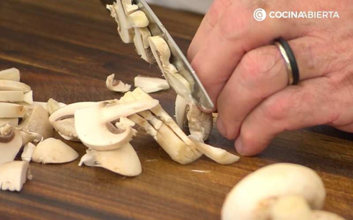 Corta los champiñones