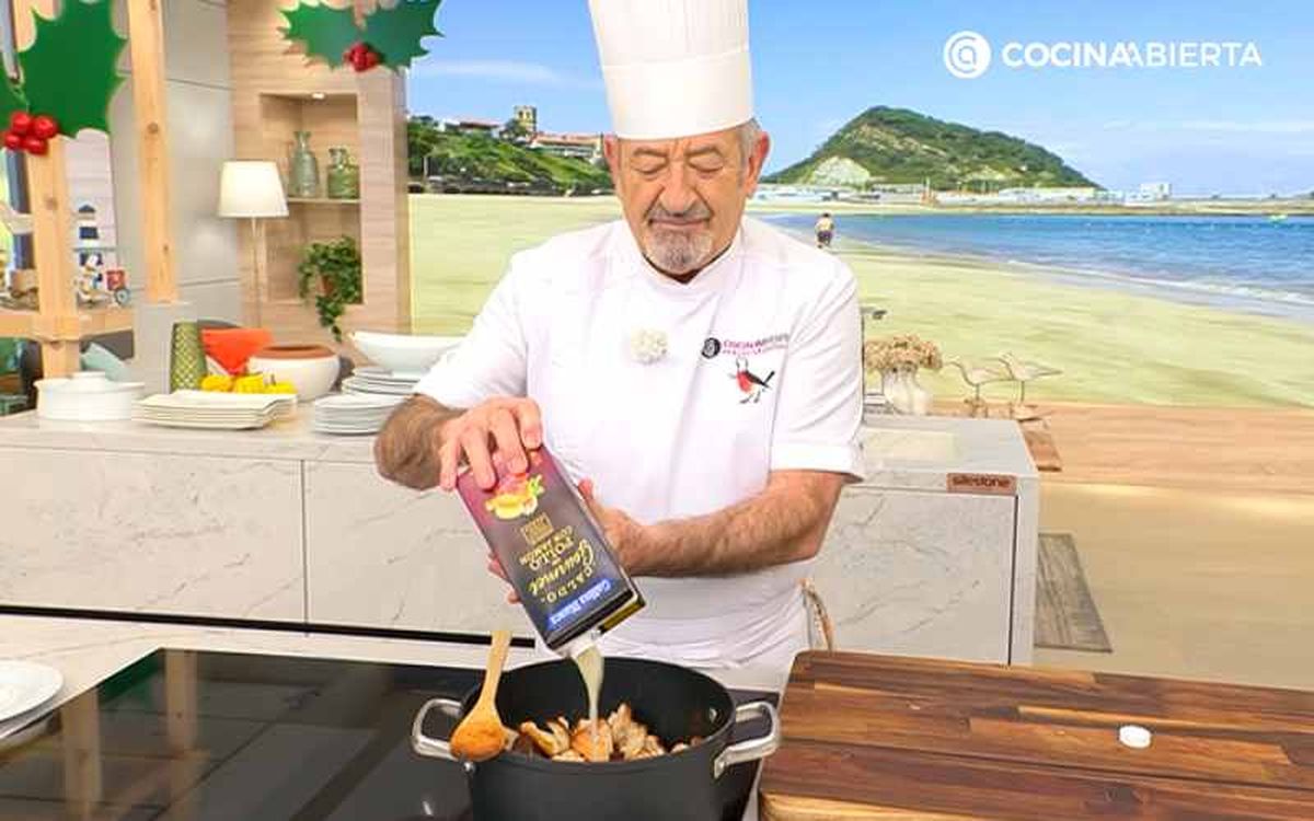 Incorpora el caldo de pollo