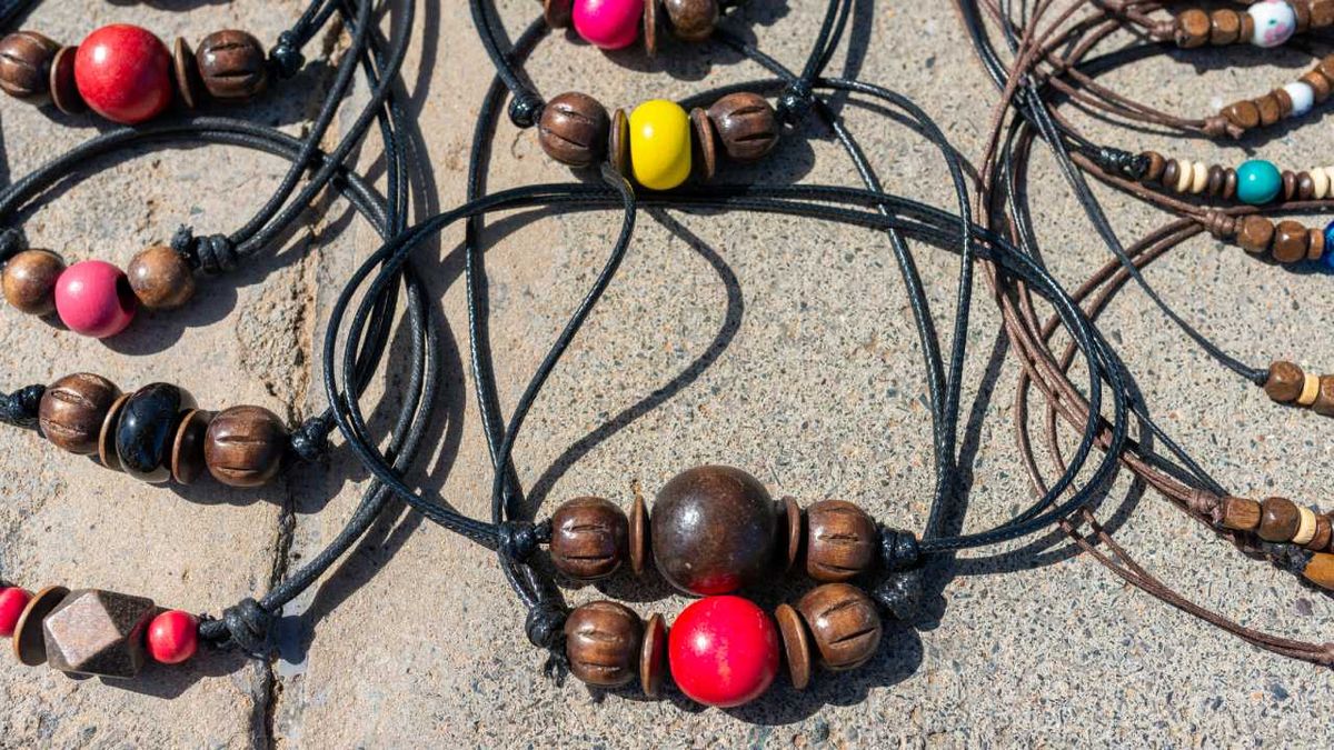 Collares con abalorios de madera y cierre con nudos corredizos.