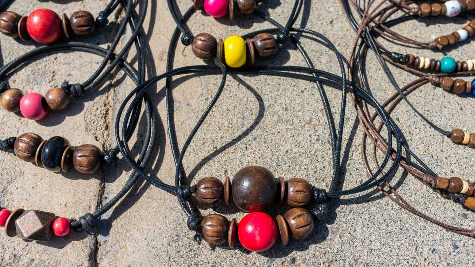 Collares con abalorios de madera y cierre con nudos corredizos.