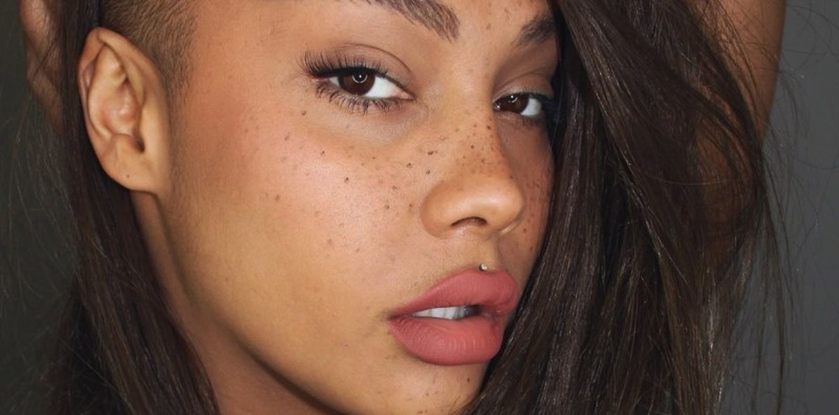 Resalta tus pecas o crea unas falsas con maquillaje