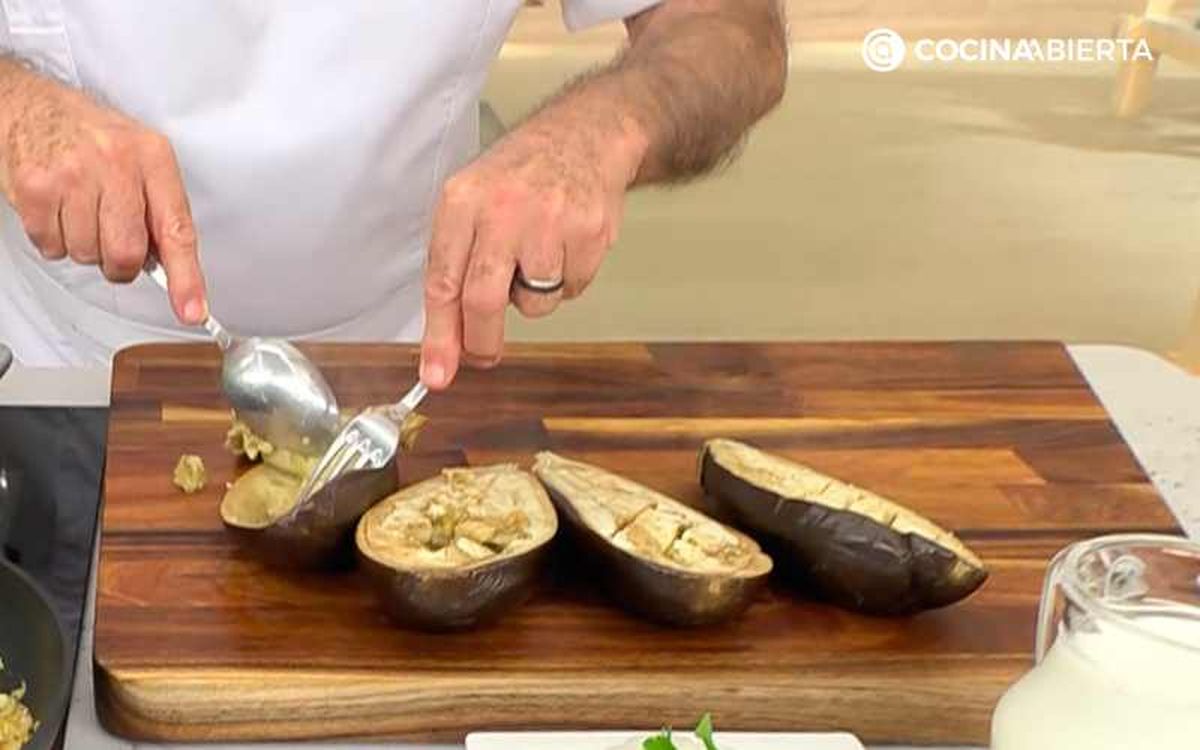 Karlos Arguiñano saca la pulpa de las berenjenas con una cuchara y un tenedor