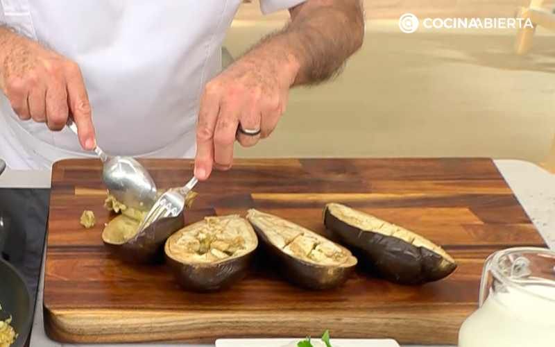 Karlos Arguiñano saca la pulpa de las berenjenas con una cuchara y un tenedor