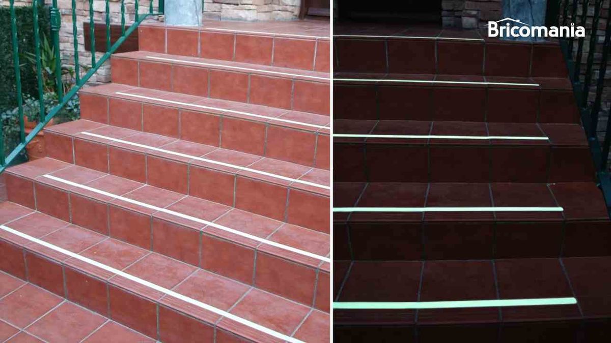 Cintas antideslizantes luminiscentes en una escalera exterior