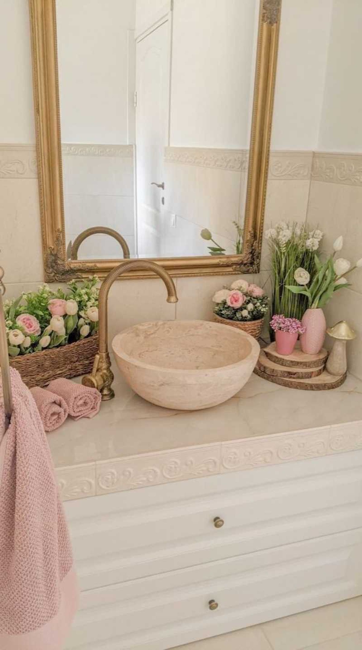 Baño con decoración coquette.