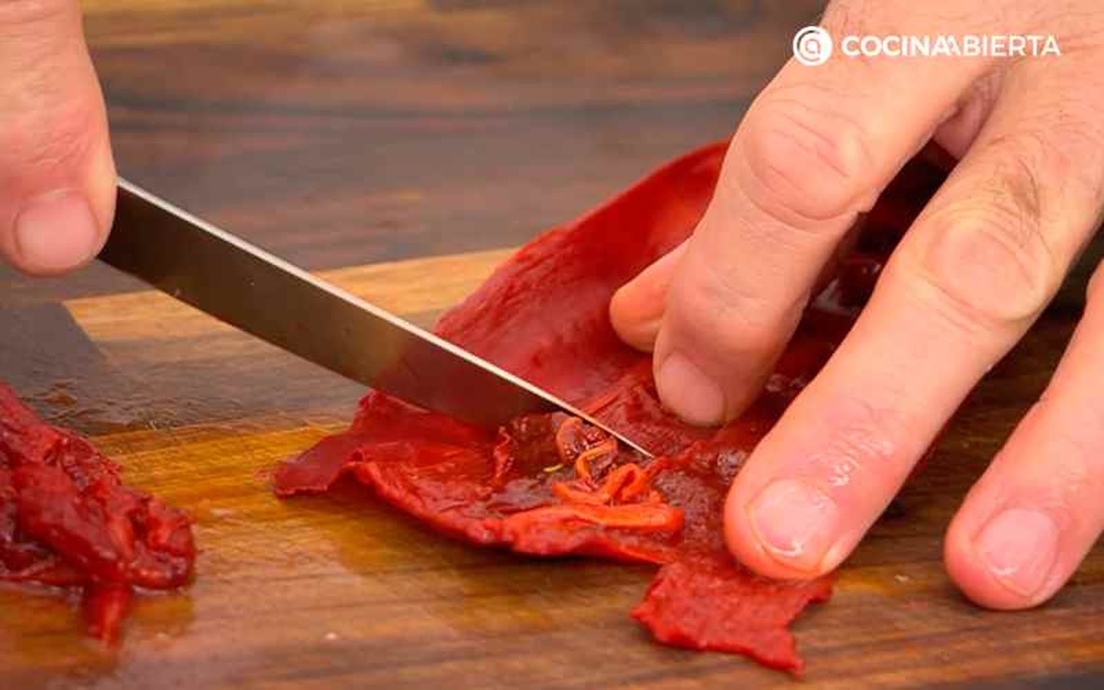 Retira la pulpa del pimiento choricero