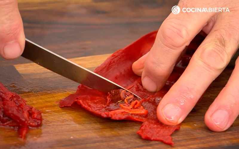 Retira la pulpa del pimiento choricero