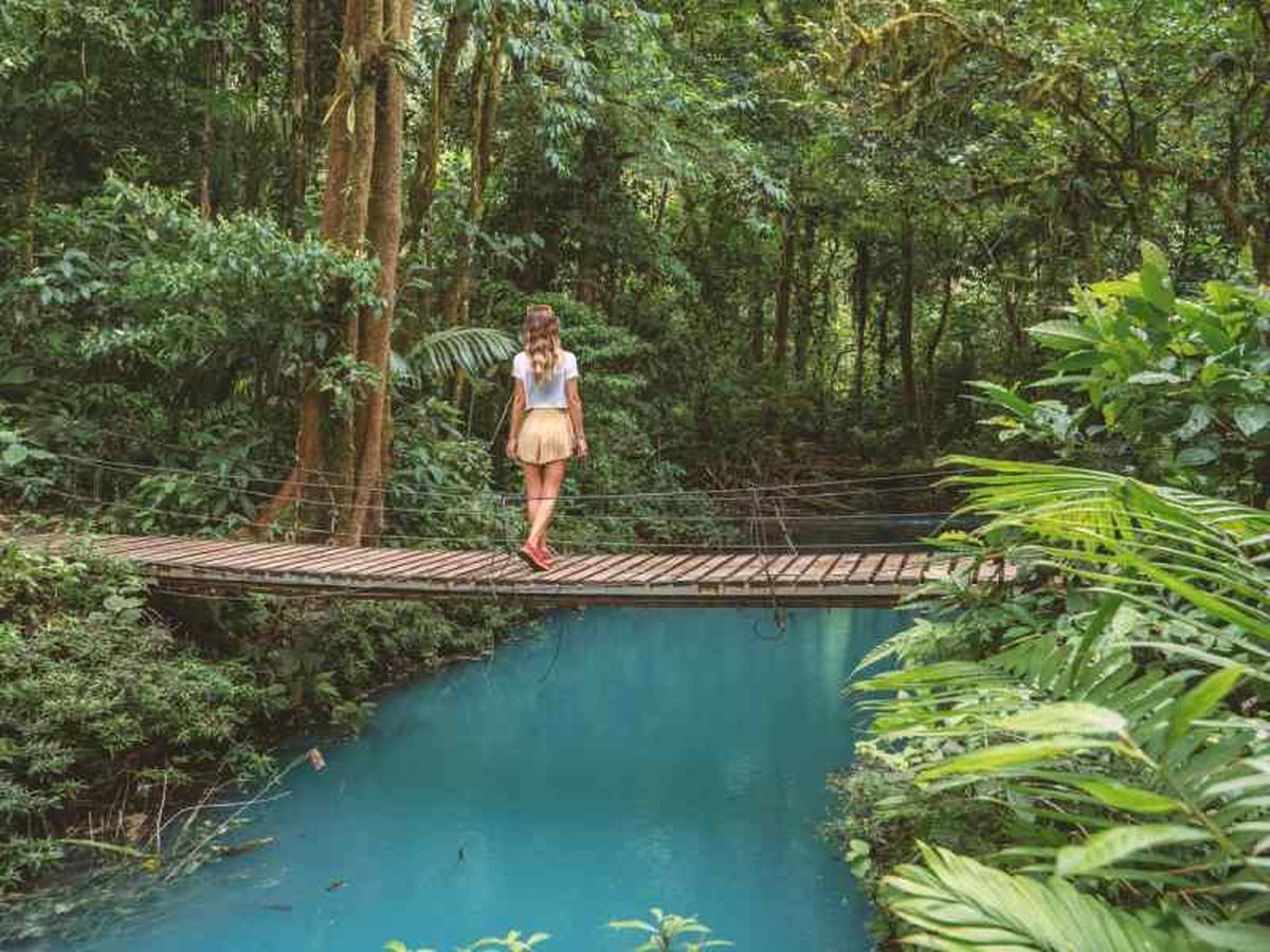 Puente sobre el Río Celeste, en la selva tropical de Costa Rica