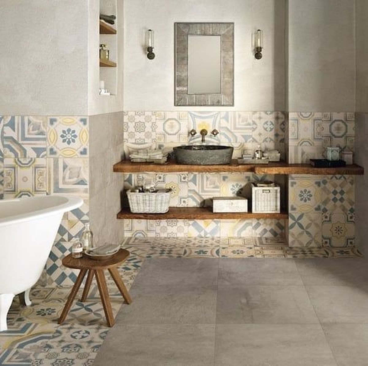 combinar dos suelos diferentes baldosas lisas y estampadas bano