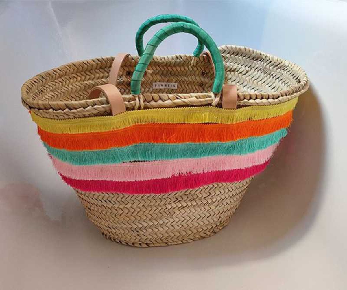 Capazo con flecos de colores.