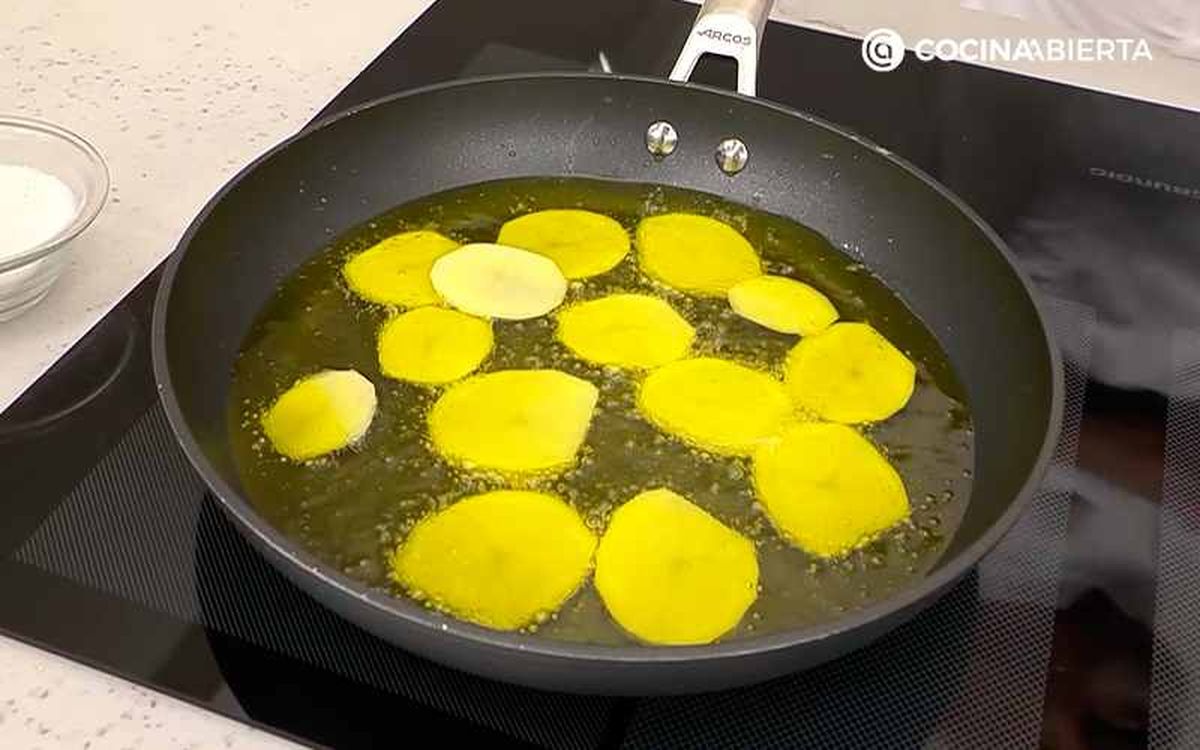 Fríe las patatas en rodajas