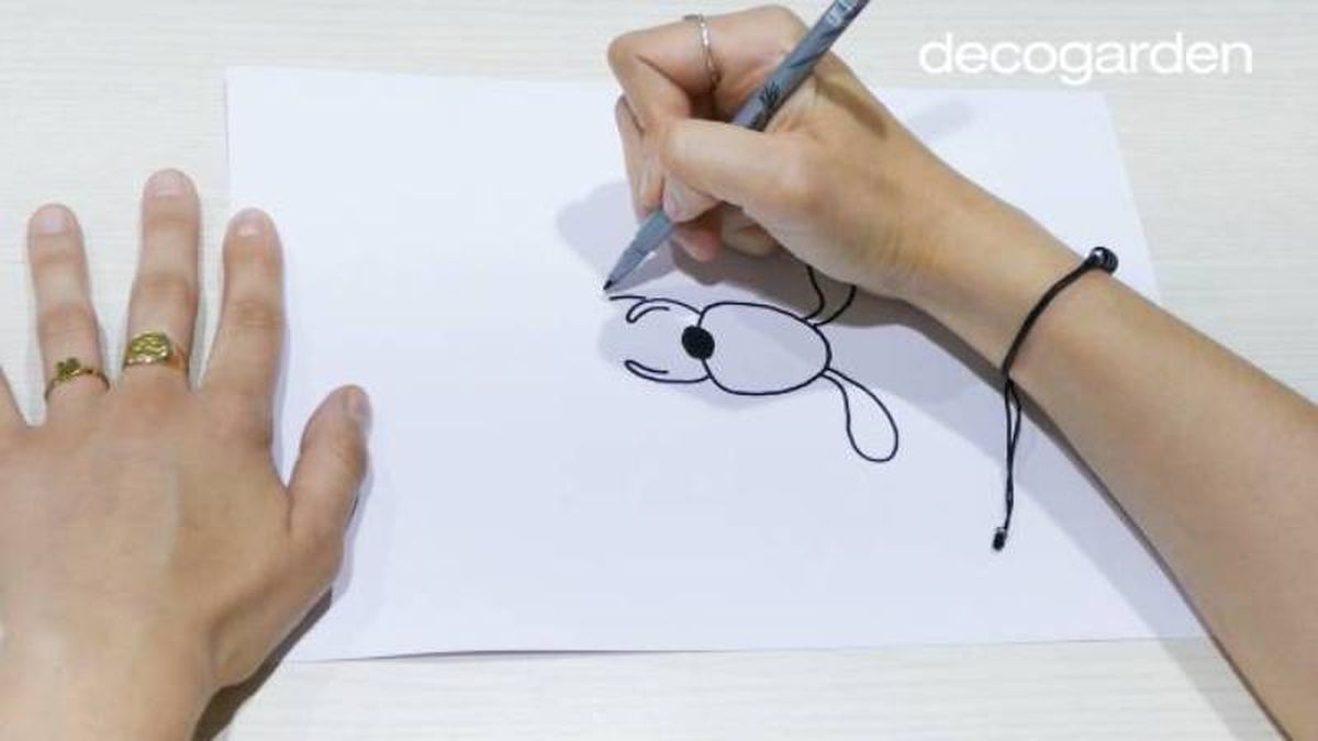 Paso 1 para dibujar un perro panza arriba.