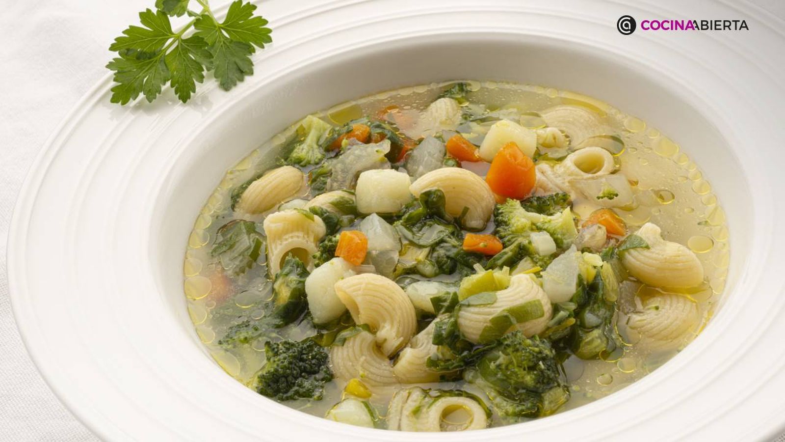 Karlos Arguiñano elabora una minestrone de invierno con verduras de temporada