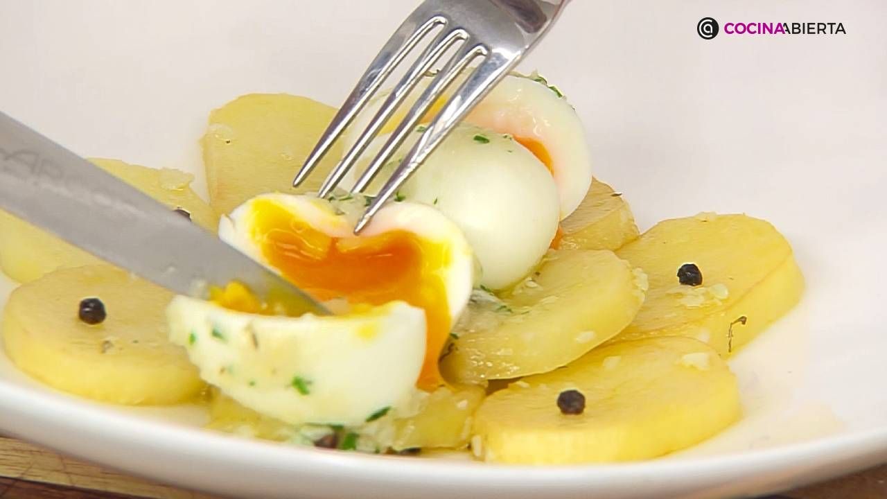 KARL7057 Huevos mollet patatas escabechadas paso huevo