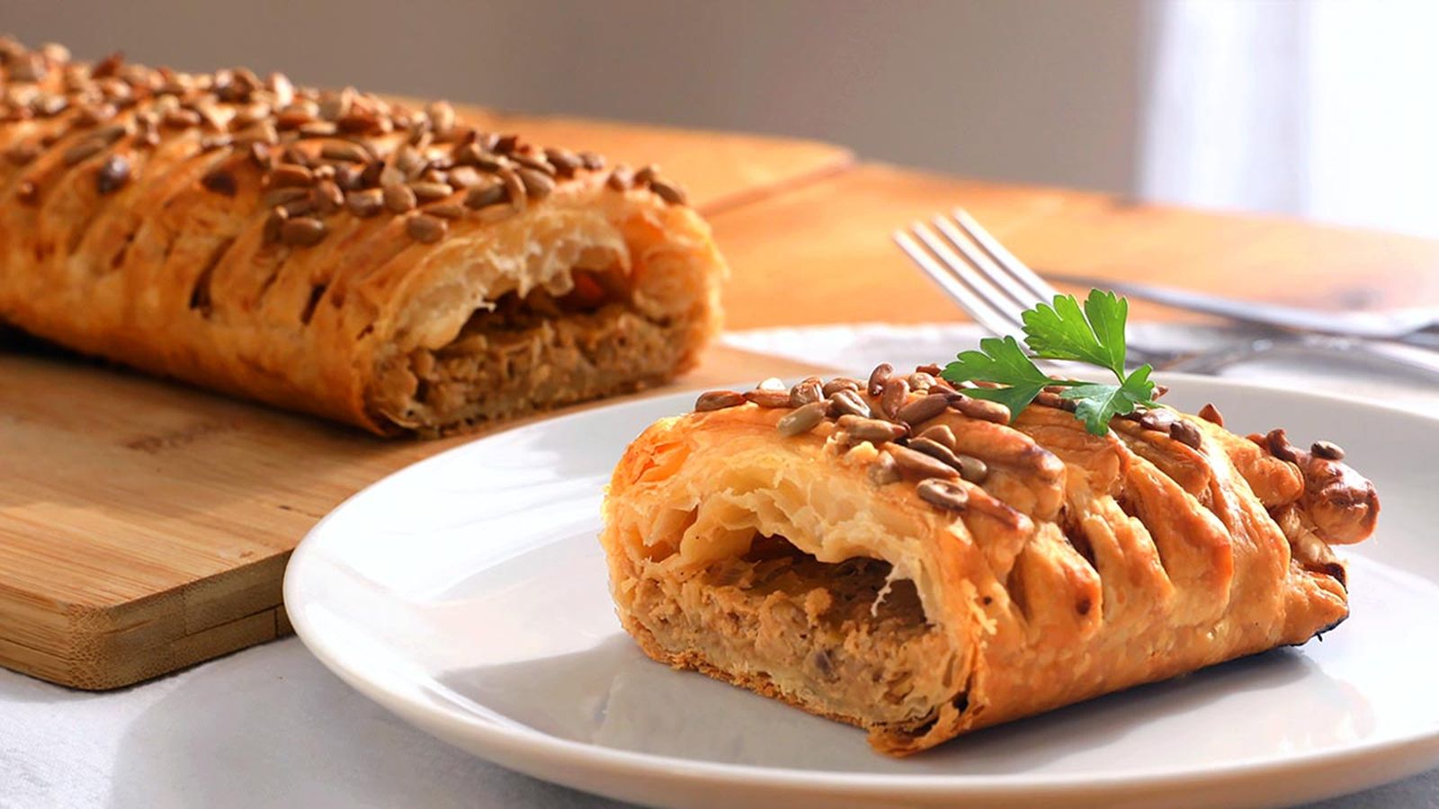 Disfruta de esta sabrosa trenza de hojaldre, rellena de langostinos y puerros, perfecta para cualquier ocasión