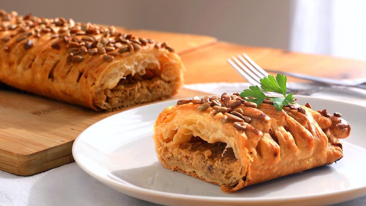 Disfruta de esta sabrosa trenza de hojaldre, rellena de langostinos y puerros, perfecta para cualquier ocasión