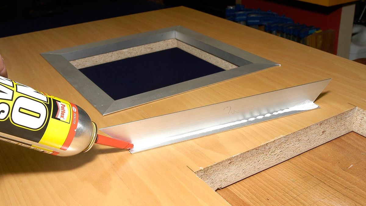 Cómo colocar cristales en una puerta de interior paso 6