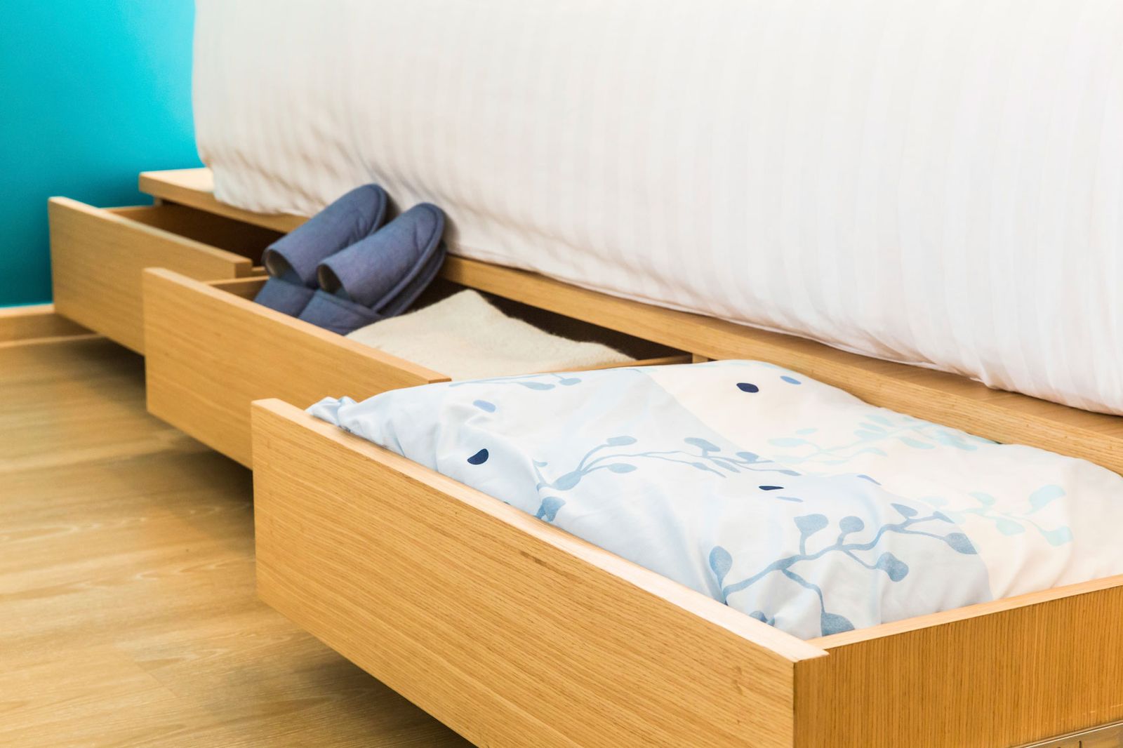Cómo hacer que el dormitorio parezca más grande   muebles 2