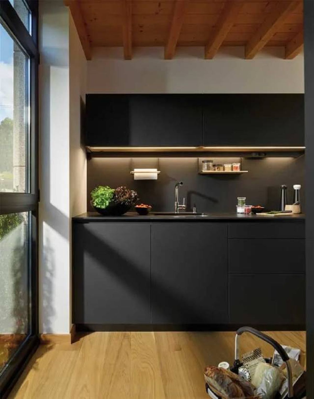 Cocina negra combinada con madera calidez, elegancia y modernidad 9