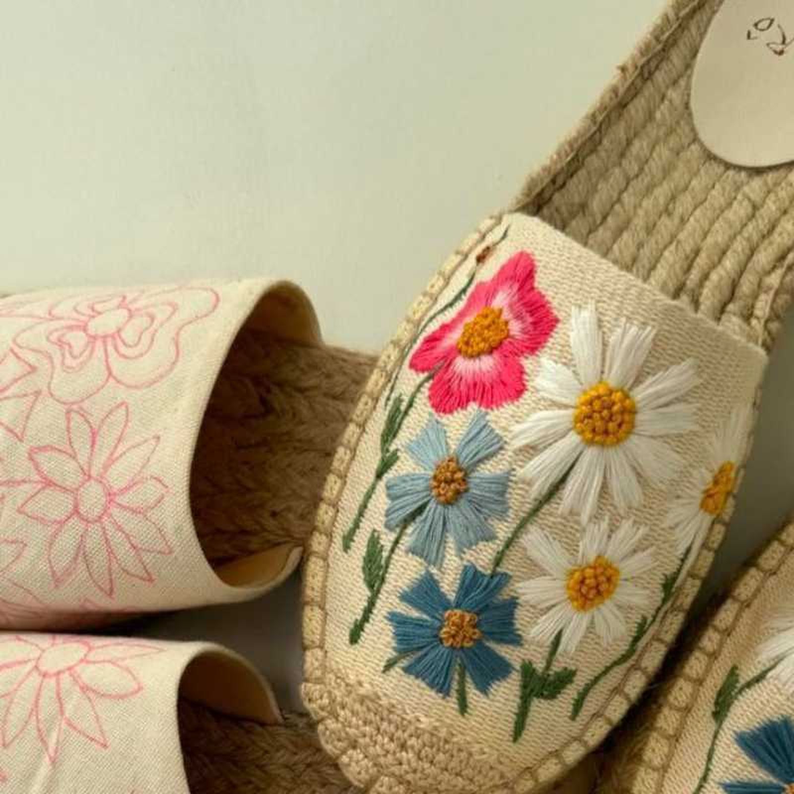 Alpargatas con flores bordadas.