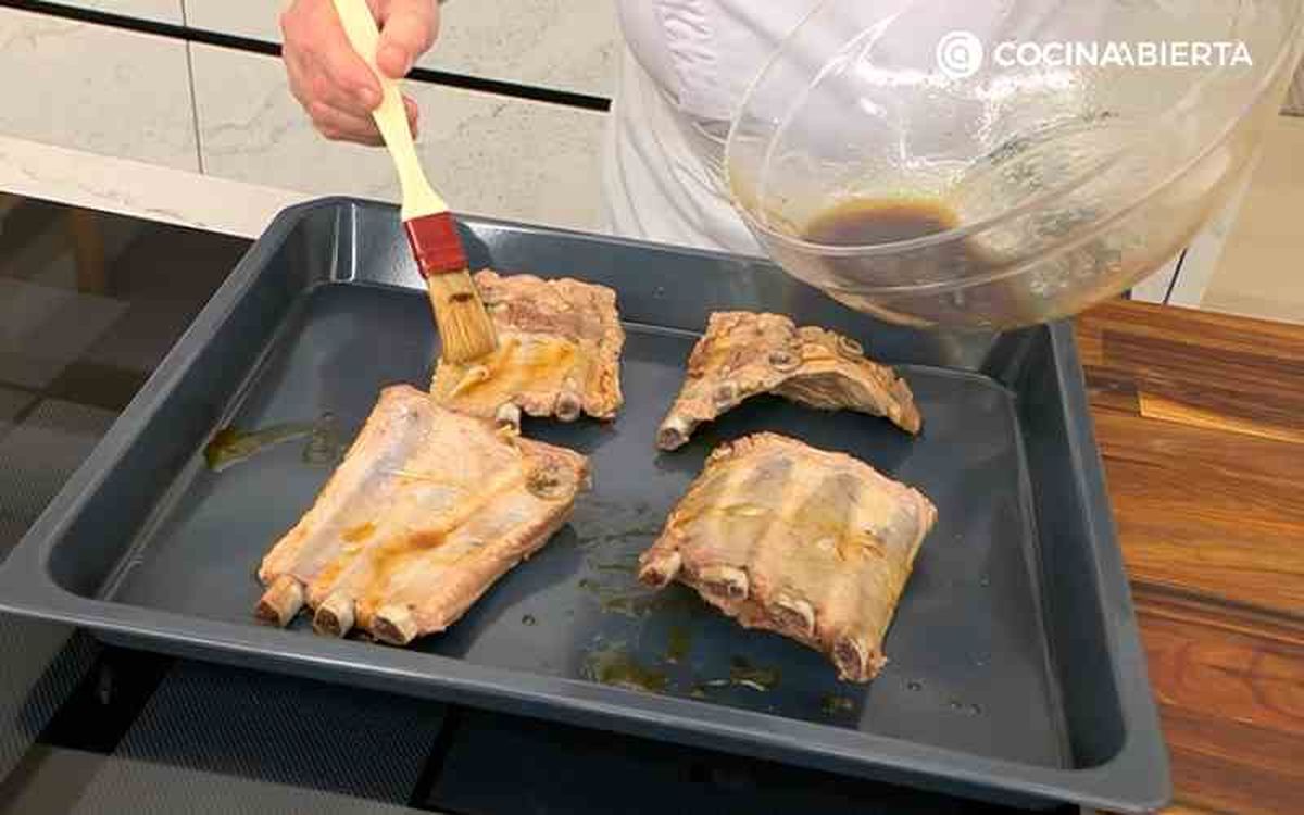 Unta las costillas con el marinado