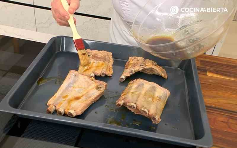 Unta las costillas con el marinado