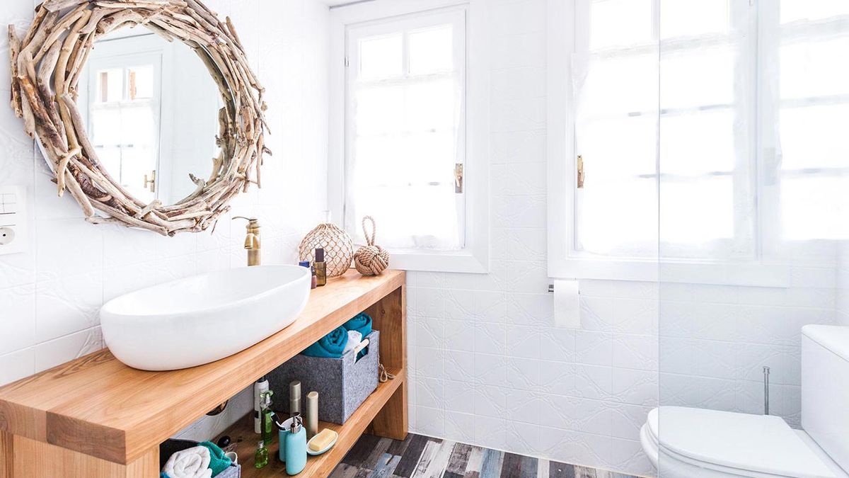 Cuarto de baño luminoso con toques marineros