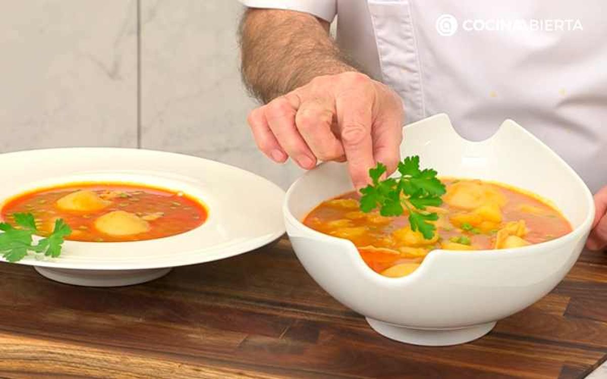 Sirve el guiso de sepia con patatas y guisantes