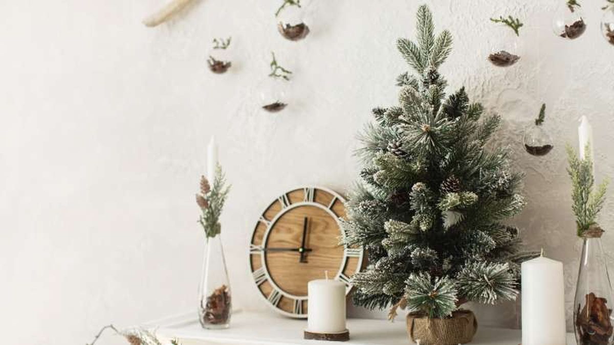 Mueble con decoración de Navidad en tonos neutros.