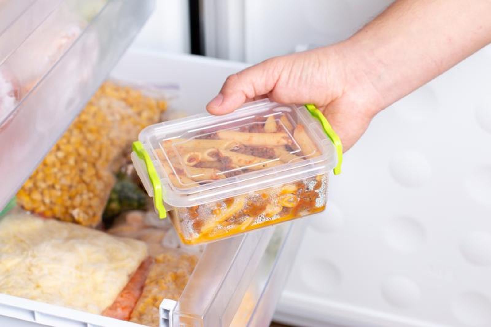 Los alimentos cocinados duran hasta 3 meses dentro del congelador