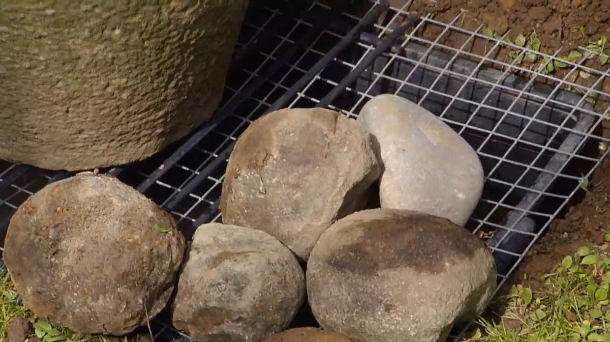 Colocar una fuente japonesa de bambú en el jardín paso 5