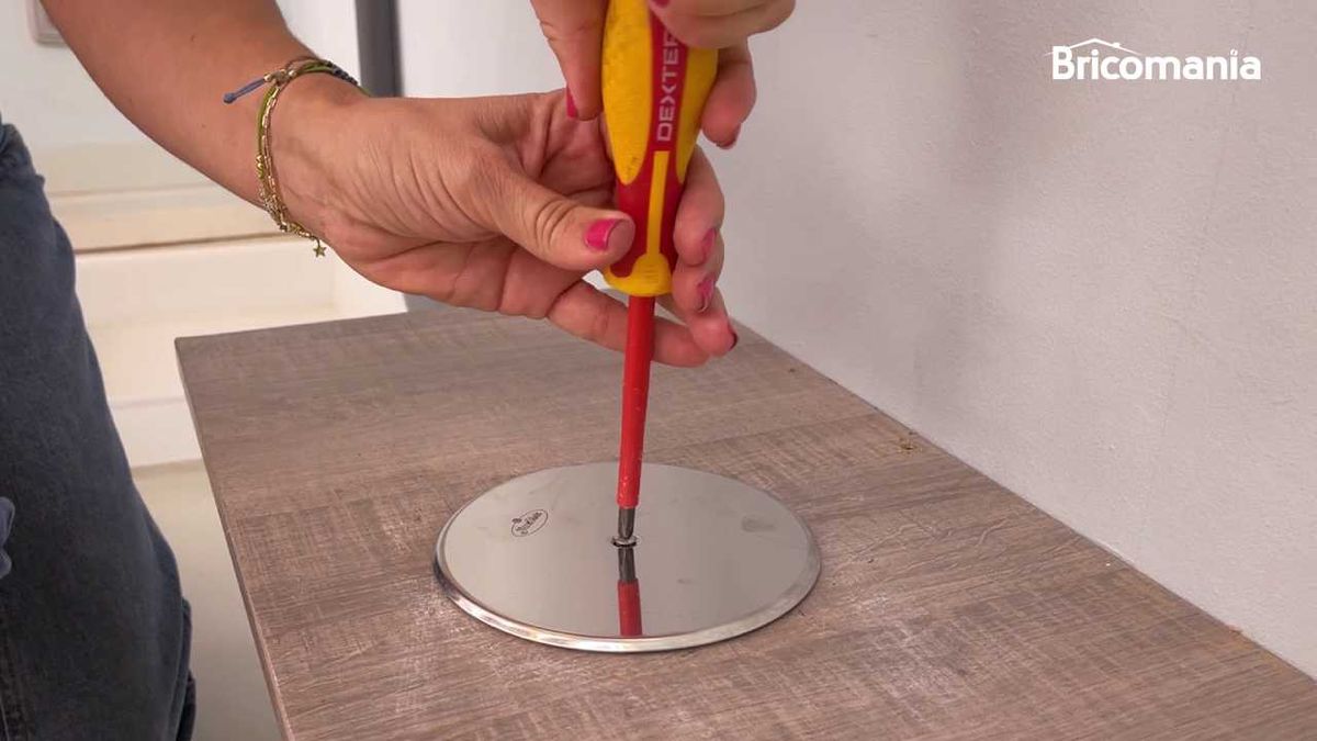 Persona quitando la tapa del bote sifónico