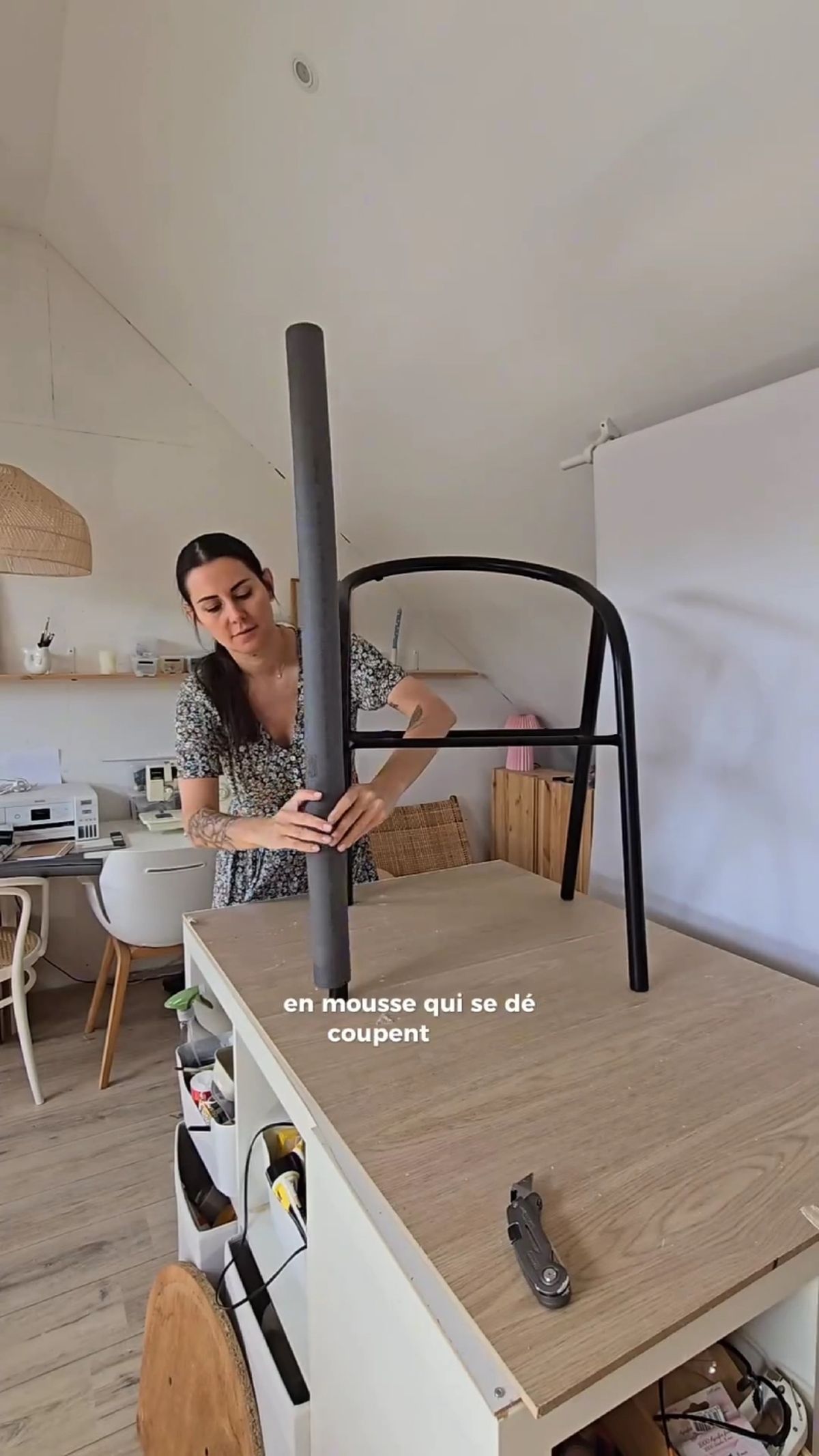 Forrar unas sillas de la basura con churros de piscina para transformarlas.