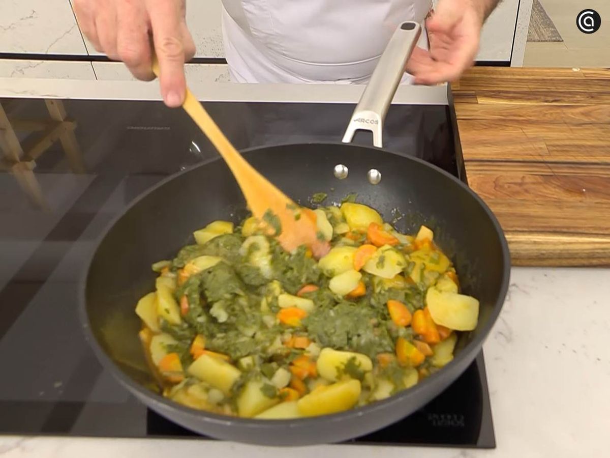 Prepara el guiso de acelgas