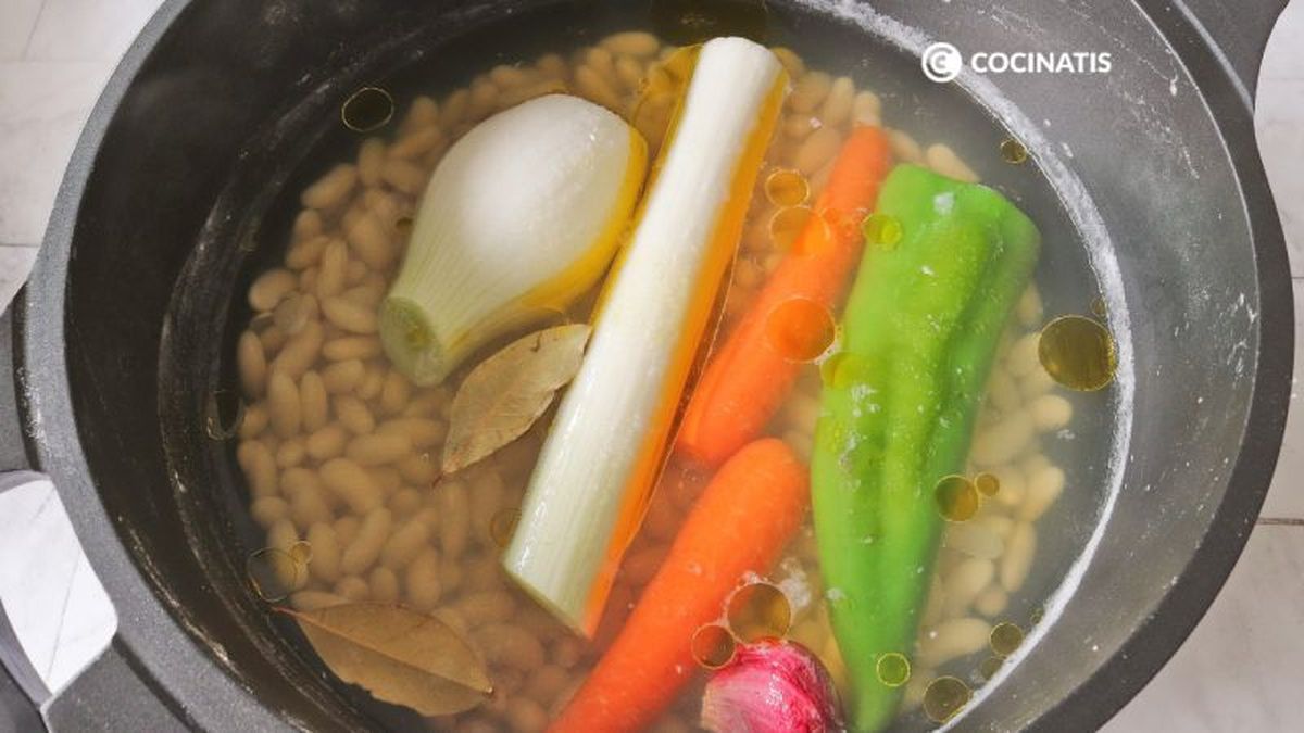 Cocemos las alubias junto con las verduras