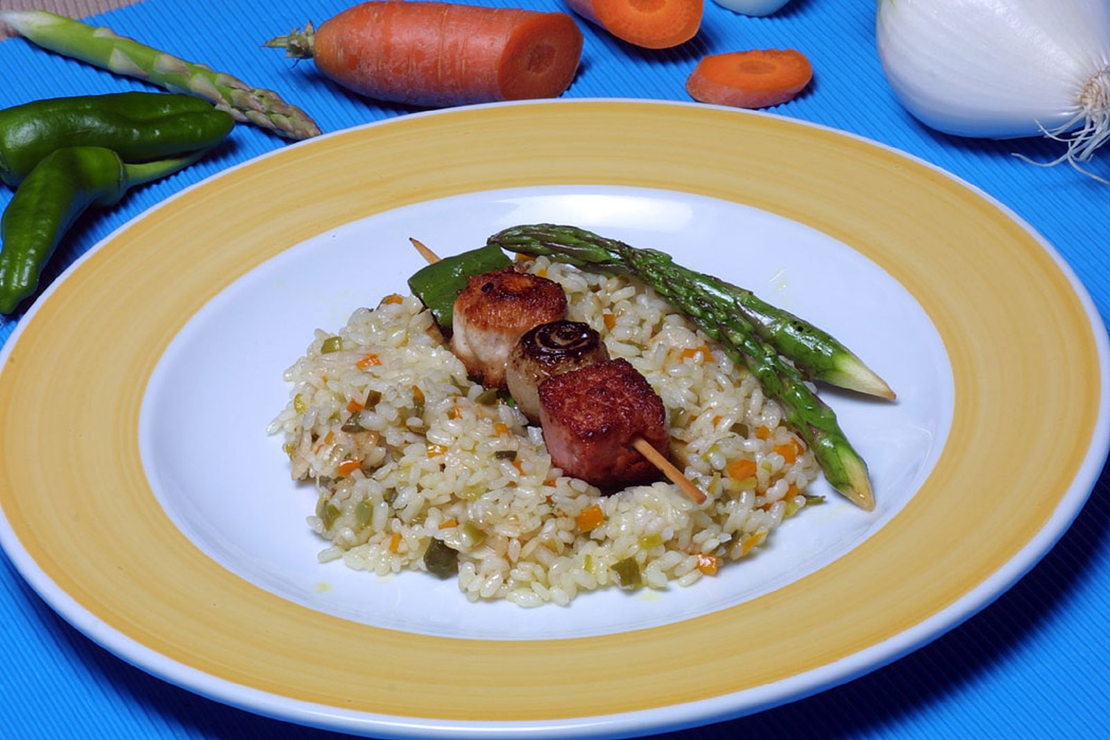 Arroz con brochetas de pollo y lomo