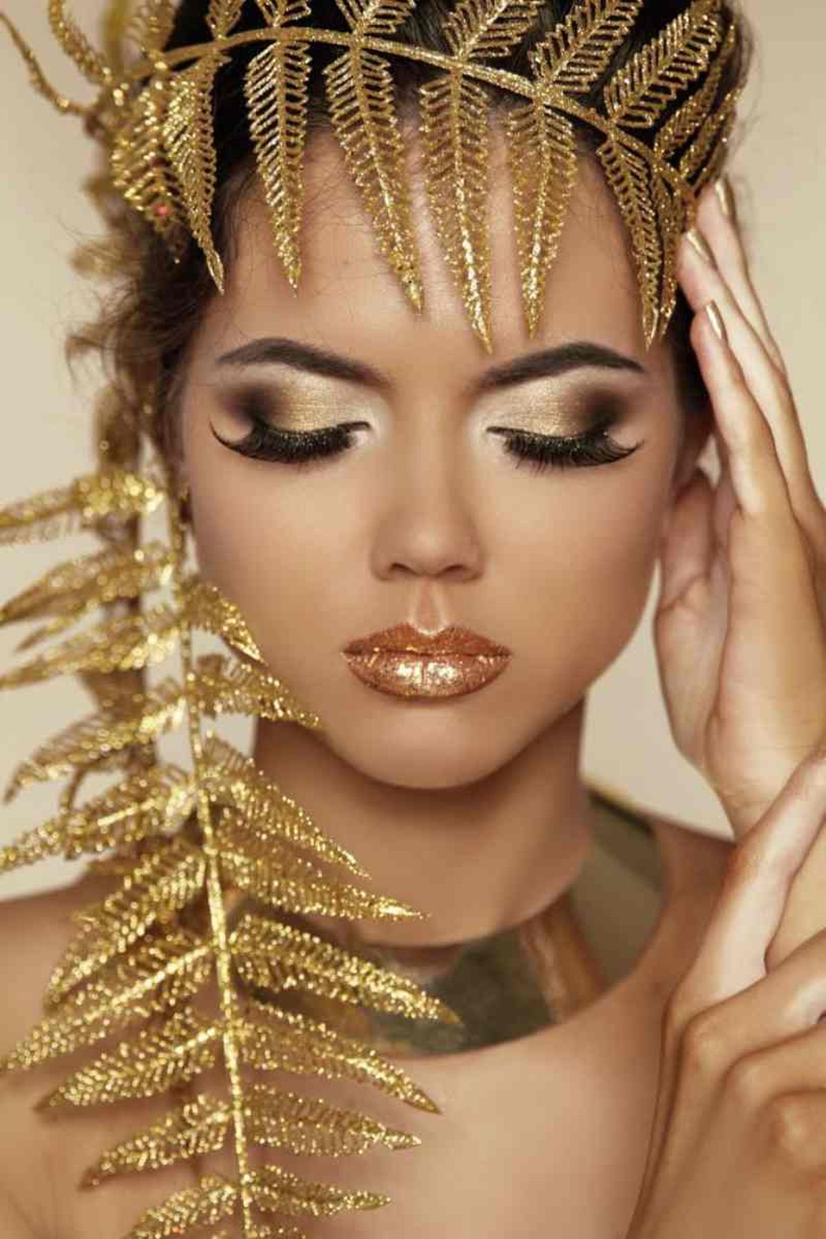 Total look en maquillaje dorado