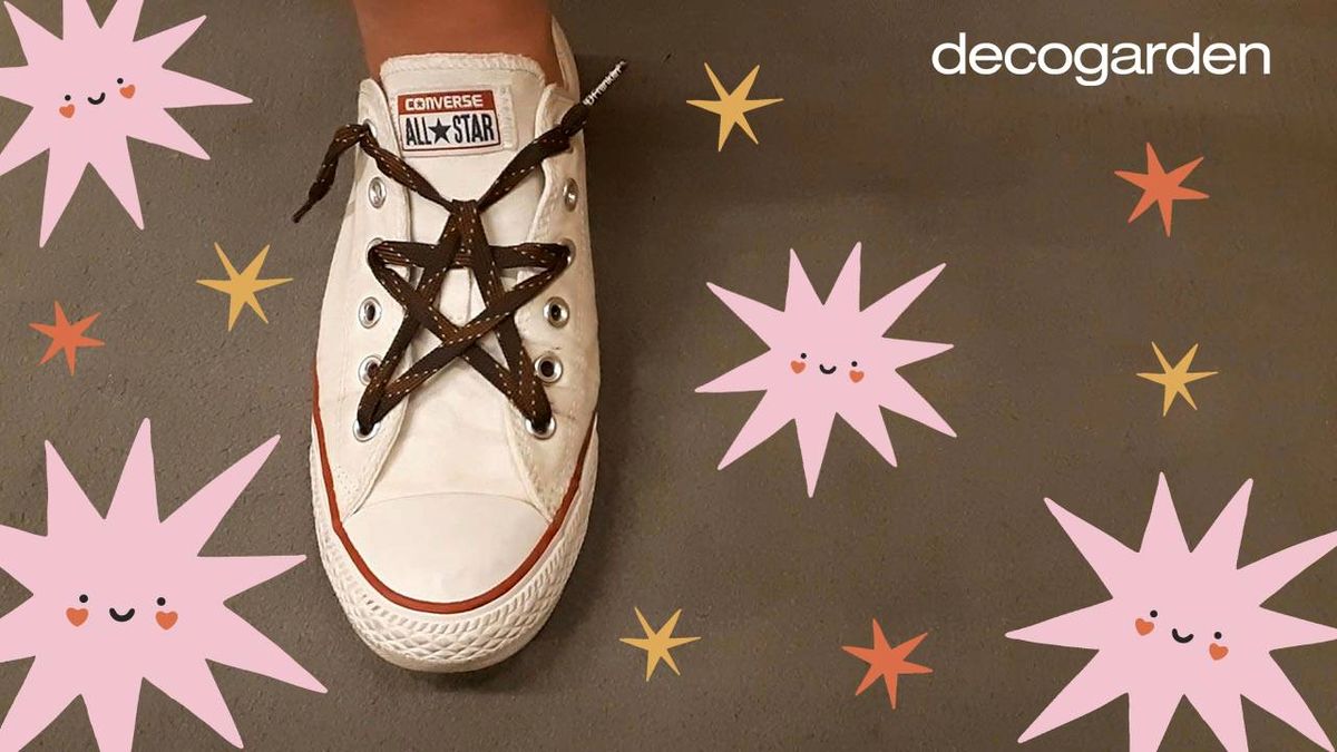 Zapatilla con los cordones atados en forma de estrella.