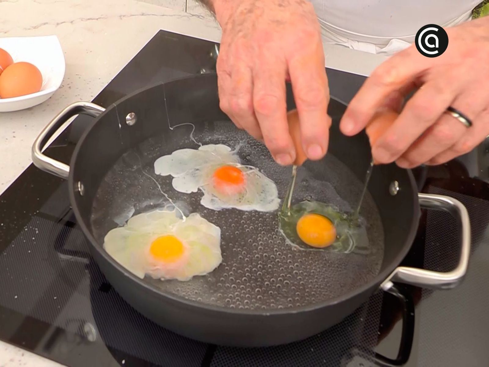 Cómo hacer huevos escalfados - Casca los huevos sobre el agua hirviendo