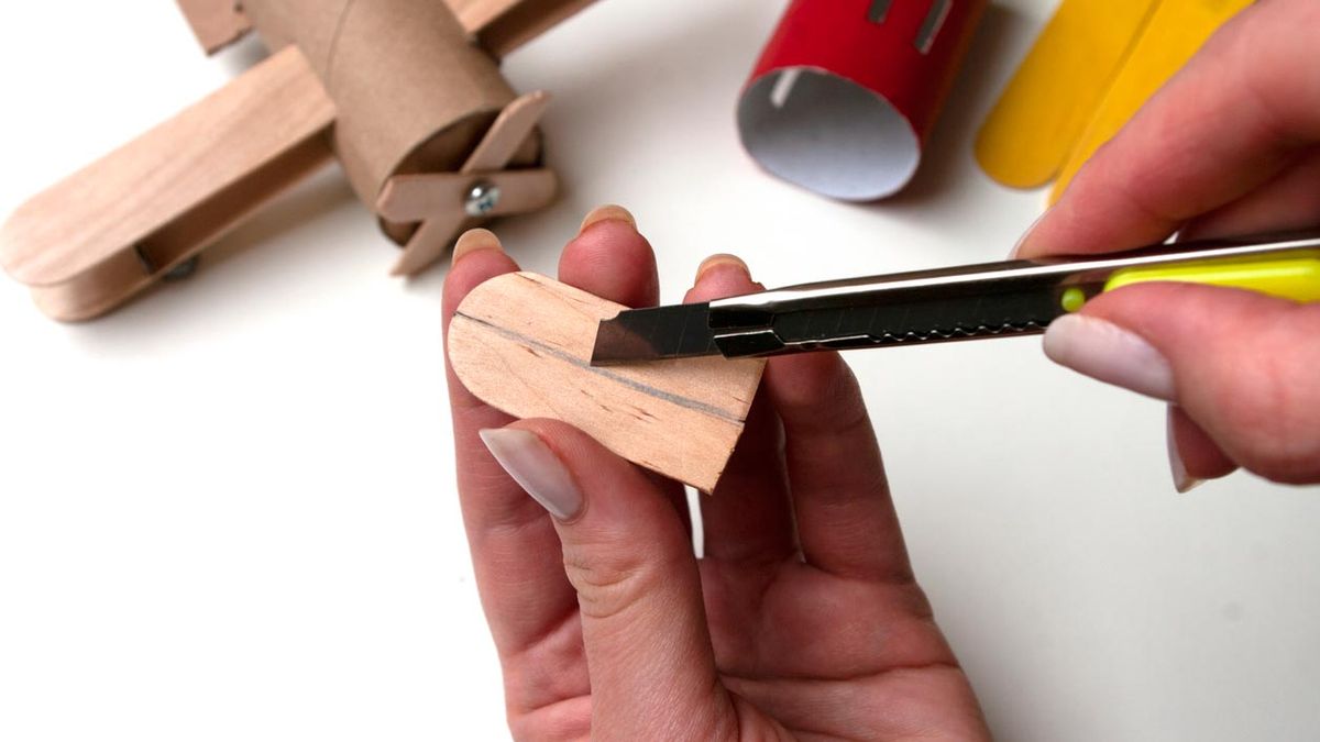 como hacer avion carton papel higienico y palos de polo paso 5