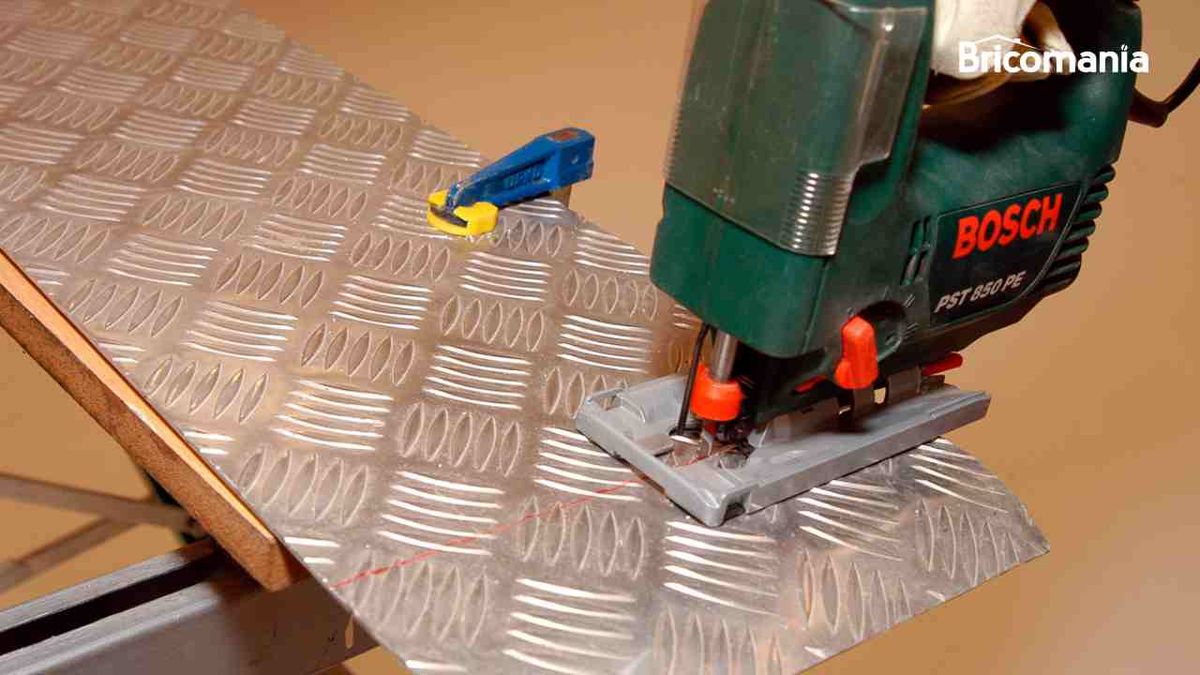 Cortando aluminio con una sierra de calar