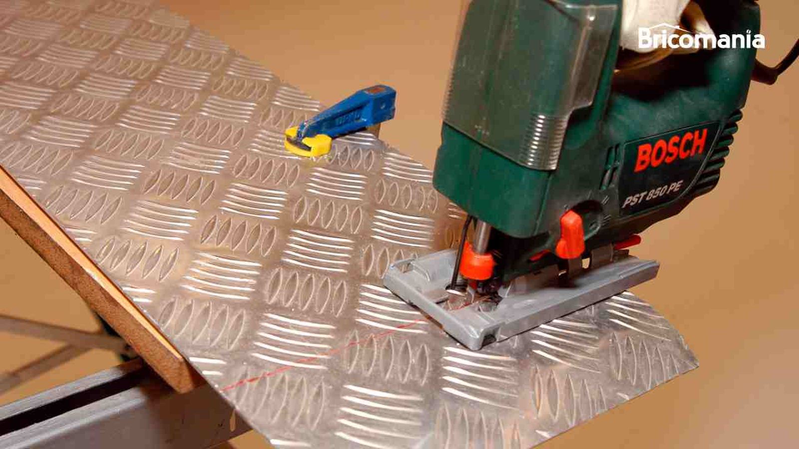 Cortando aluminio con una sierra de calar