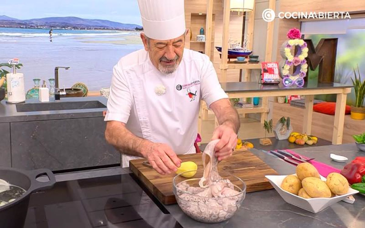 Introduce una patata dentro de la cabeza del pulpo