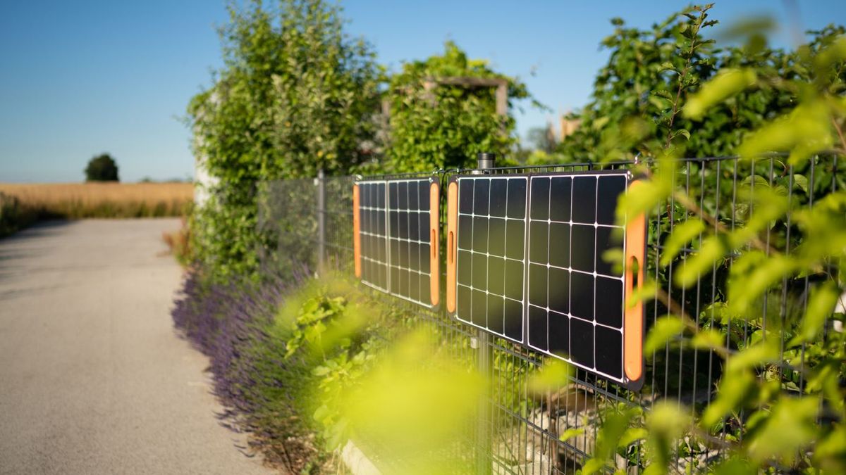 Placas solares en una valla